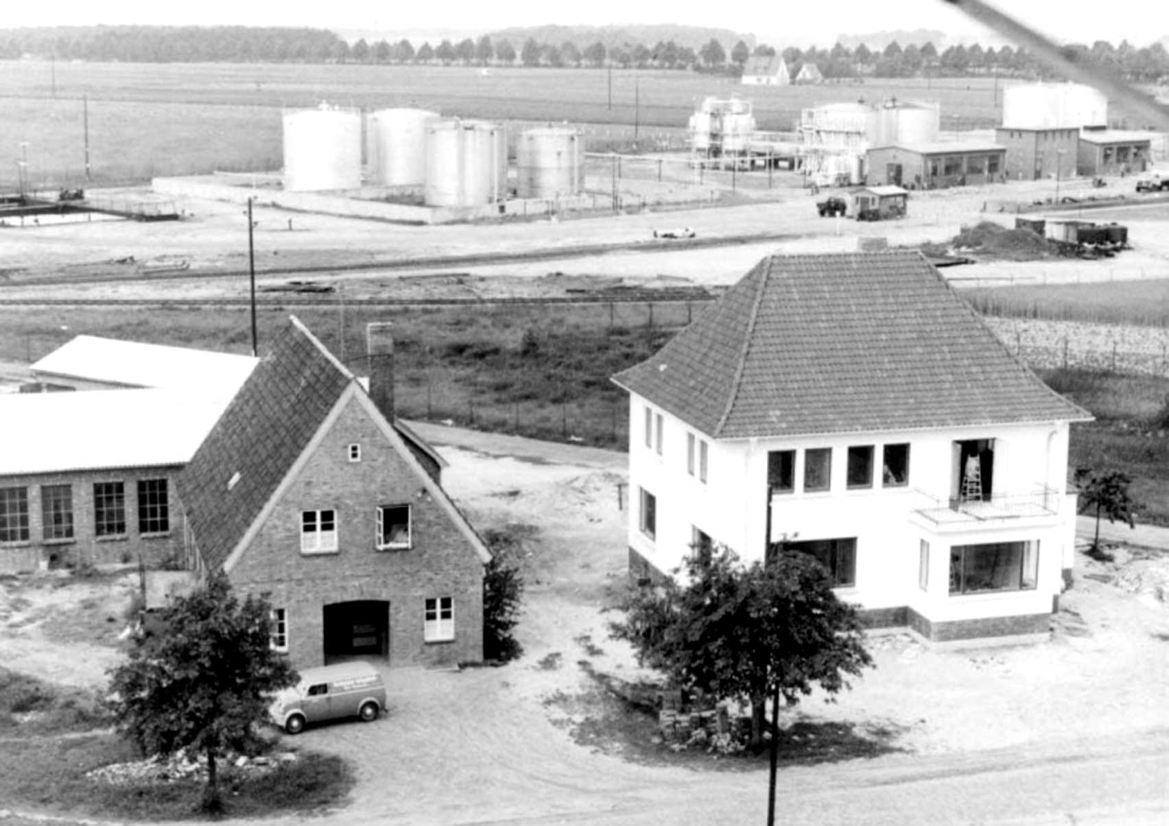 Right: New construction of the Bening family home. Left: The first company and residential building in 1956. In the background: The premises of the Wintershall company.