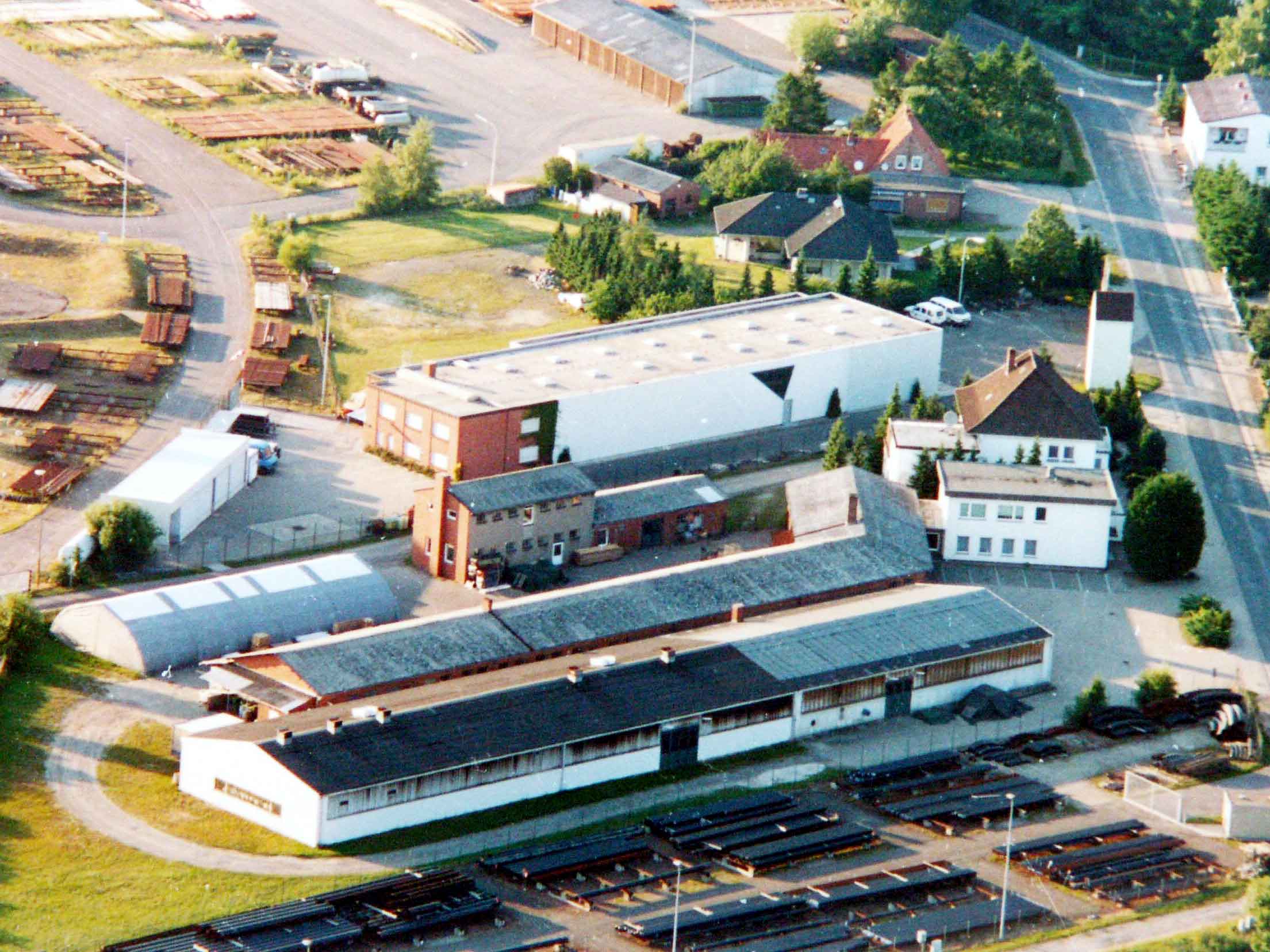 The company premises in the nineties: At some point, the halls, which were repeatedly extended, no longer offered any more capacity.